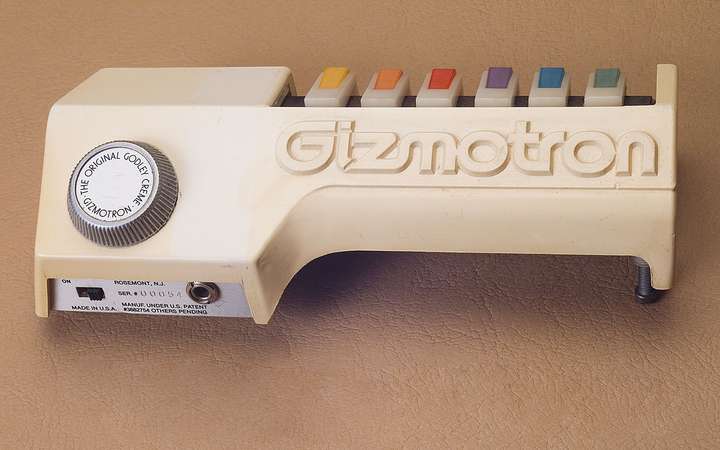 top of gizmo with logo showing